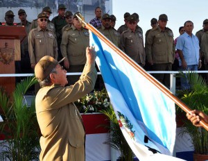 Raúl impone la Orden Antonio Maceo a la Brigada de Aviación de la Guardia Playa Girón. Foto AIN.