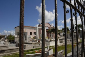 Muchas veces a la hora del cortejo fúnebre no existe sitio para el enterramiento porque el cementerio no cuenta con capacidades disponibles.