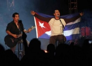 El dúo cubano Buena Fe durante su primera presentación en Miami en 2009.