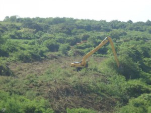 Equipos pesados ya comenzaron a despejar el cauce del río Jatibonico del Sur.