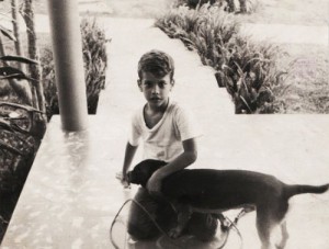 Gerardo a los seis años con su perrito Boby.  