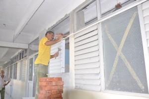 Actualmente se trabaja en la colocación de la carpintería en una de las salas de la Torre G. 