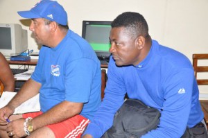 Juan de Dios Peña, a la derecha, uno de los entrenadores de picheo del equipo de los Galllos.