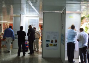 El lobby del hotel Ancón exhibe carteles tradicionales asociados a temáticas generales de la especialidad para fomentar el diálogo a toda hora.