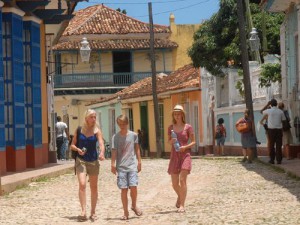 Brigadas y grupos solidarios con Cuba visitan frecuentemente la villa trinitaria.