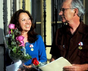 Alicia Jrapko y William (Bill) Hackwell,  del Comité de Solidaridad con Los Cinco, recibieron la Medalla de la Amistad. FOTO/Oriol de la Cruz 