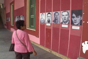 Brenda Esquivel frente a las fotografías de sus compañeros asesinados.