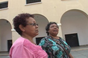 Brenda y Marlene en el patio del cuartel de San Carlos.