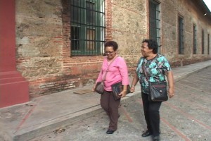 Las hermanas Brenda y Marlene casi a la entrada del cuartel de San Carlos.