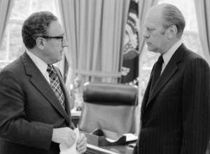 El Presidente Gerald R. Ford (a la derecha) y su Secretario de Estado, Henry Kissinger, en la Casa Blanca.