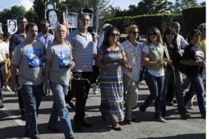 La marcha, encabezada por René y Fernando, sirvió para recordar las víctimas del terrorismo de Estado contra Cuba.