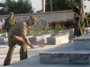 El Comandante de la Revolución Ramiro Valdés Menéndez rindió tributo a los combatientes caídos. 