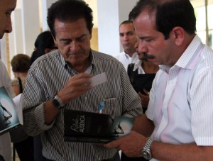 Fernando González firma un ejemplar de Retrato de una ausencia.