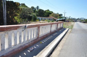 El siniestro se produjo, presumiblemente, cuando al cruzar un badén de la carretera el chofer perdió el control del vehículo, el cual se impactó contra una parada y se volcó.