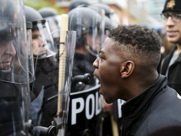 En Baltimore cientos de personas se enfrentaron a la policía tras el funeral de Freddie Gray.