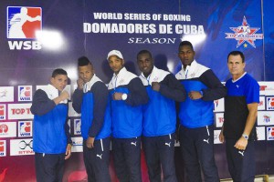 El equipo de los Domadores de Cuba, Yosbani Vieitia, Lázaro Álvarez, Roniel Iglesias, Julio Cesar La Cruz, Leonel Ulises Perot y el director técnico Rolando Acebal. Foto AIN.