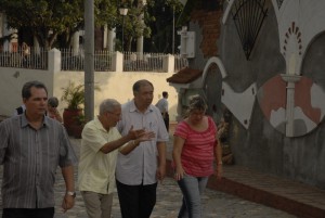 El embajador chino recorrió el centro histórico de Sancti Spíritus, acompañado de las principales autoridades de la provincia. Foto Gallo.