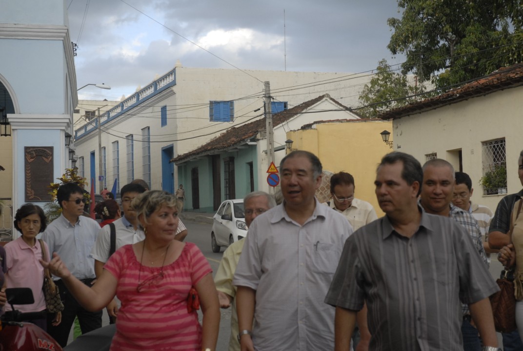 La comitiva visitó áreas del centro histórico espirituano.