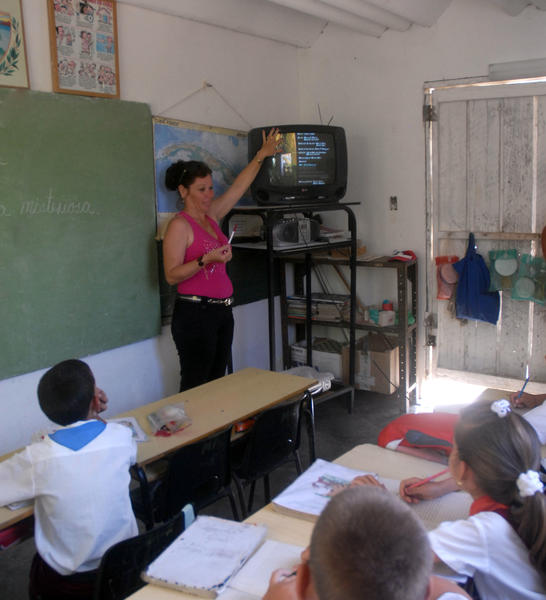 El funcionamiento de paneles solares posibilita a los estudiantes acceder a las teleclases y aprender computación. Foto Oscar Alfonso.