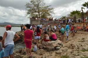 Playa La Boca devino el escenario propicio para el torneo de pesca deportiva para capturar el pez león (foto: Carlos Luis Sotolongo).