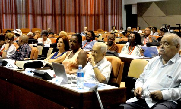 XIII Seminario Internacional de Longevidad que sesiona hasta el jueves en el Palacio de Convenciones de La Habana con unos 300 delegados de varias naciones.