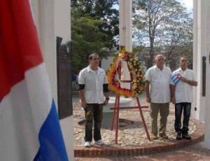 El primer gesto de los misioneros espirituanos fue rendir homenaje a los mártires del territorio, donde depositaron una ofrenda floral y entonaron las notas del Himno Nacional (Foto: Reidel Gallo).