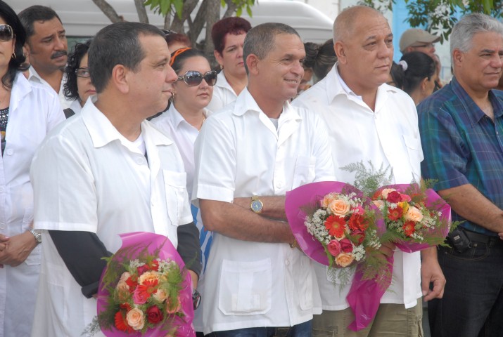 Los dos enfermeros y el médico espirituanos que arriesgaron sus vidas por salvar las de otros fueron recibidos este domingo en su provincia (Foto: Reidel Gallo).