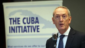 El copresidente de la Iniciativa Cuba, John Hutton, durante la apertura del seminario de negocios.