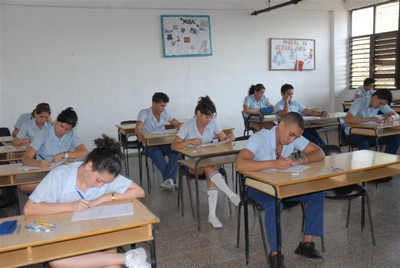 Estos examenes se preparan por una comisión académica compuesta por profesores de experiencia de varias provincias.