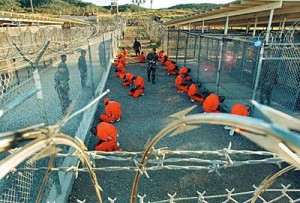 En la actualidad, en la Base Naval de Guantánamo continúan 122 personas presas.