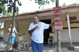 Julio Peñate: Aquí están sus nombres hasta que ellos los quiten. Foto: Vicente Brito.