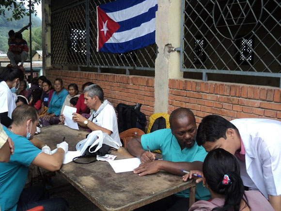 La brigada está integrada por 49 profesionales de distintas especialidades. (foto: Cubadebate) cuba, nepal, medicos cubanos, terremoto en nepal