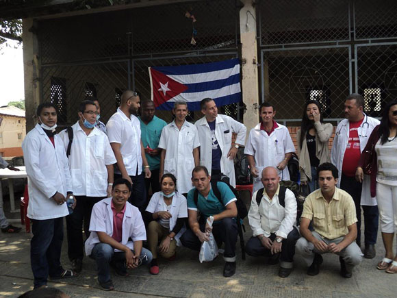 La brigada está integrada por 49 profesionales de distintas especialidades. (foto: Cubadebate) cuba, nepal, medicos cubanos, terremoto en nepal
