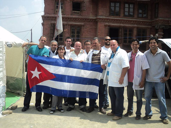 La brigada está integrada por 49 profesionales de distintas especialidades. (foto: Cubadebate) cuba, nepal, terremoto en nepal, medicos cubanos