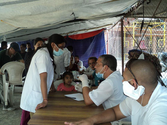 La brigada está integrada por 49 profesionales de distintas especialidades. (foto: Cubadebate) cuba, nepal, terremoto en nepal, medicos cubanos