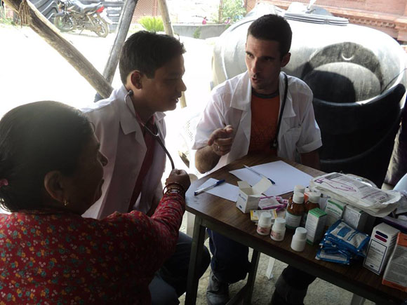 La brigada está integrada por 49 profesionales de distintas especialidades. (foto: Cubadebate) cuba, nepal, terremoro en nepal, medicos cubanos
