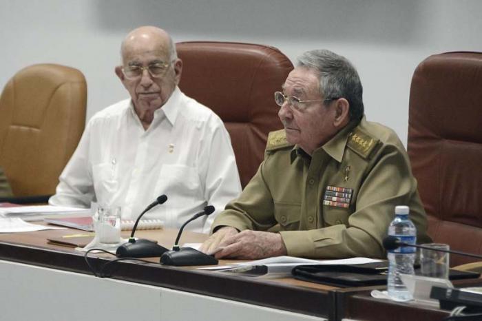 Raúl Castro assiste à la séance plénière de l'Assemblée Nationale du Pouvoir Populaire