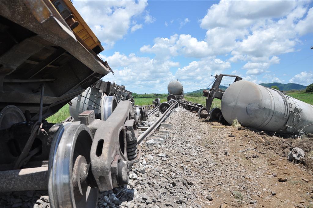 Dos de los silos se descarrillaron junto al cabú del tren. (Fotos Vicente Brito)