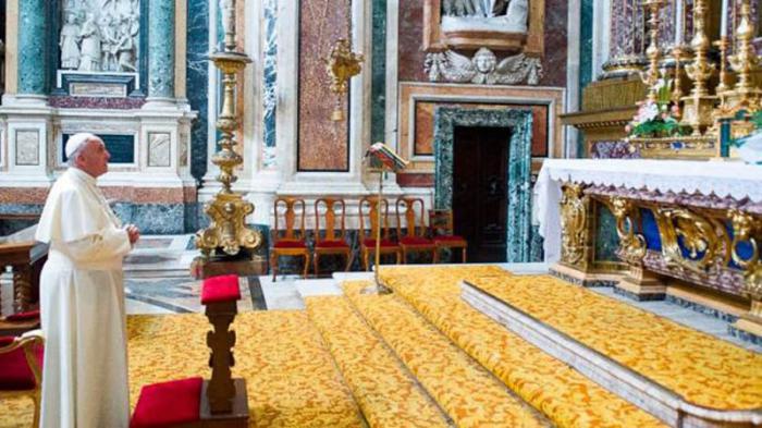 El Papa reza ante la imagen de la Salus Populi Romani en la Basílica de Santa María la Mayor. (Foto: L’Osservatore Romano)