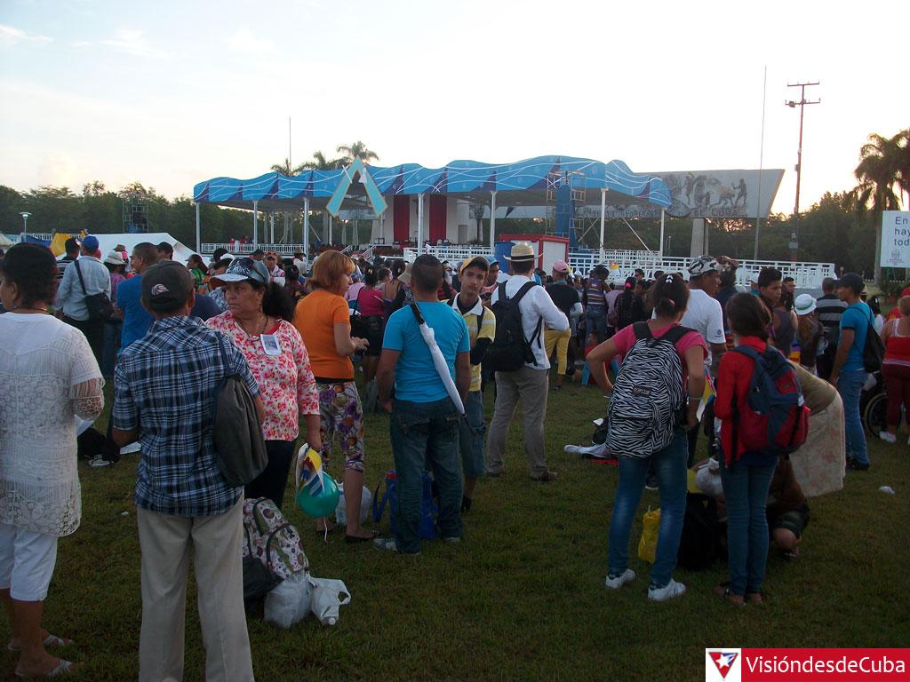 Feligreses se congregan en la Plaza Calixto García. (Foto: @visiondecuba)