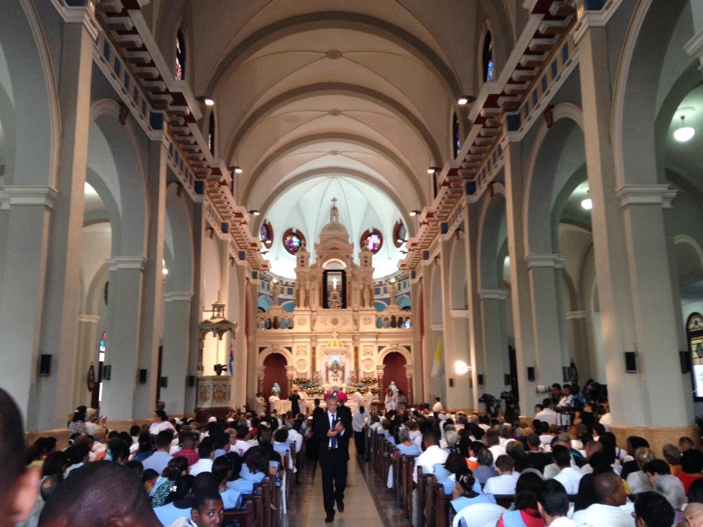 Fieles congregados en el templo. (Foto: twitter de Paloma G. Ovejero)