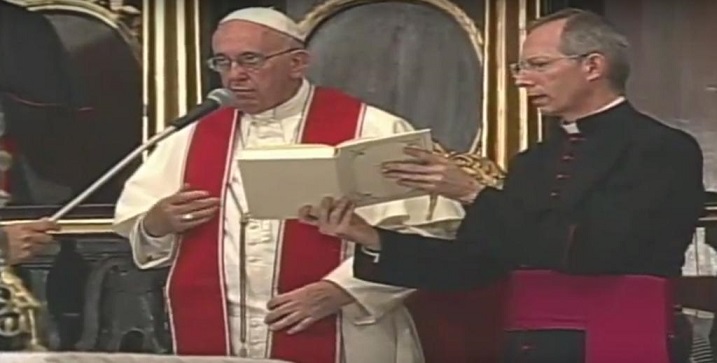 El Papa oficia la liturgia de las Vísperas.