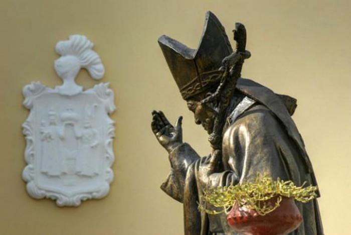 Monumento a San Juan Pablo, ubicada en el atrio de Catedral de San Isidoro de Holguín. (Granma)