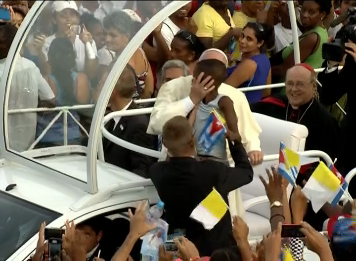 El Papa recibe el cariño del pueblo cubano.
