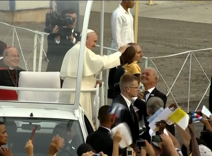 El Papa recibe el cariño del pueblo cubano.