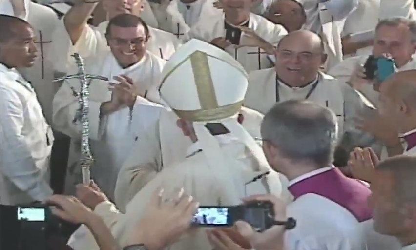 Papa Francisco hace su entrada en el Santuario para iniciar la misa. (Foto: ACI Prensa)
