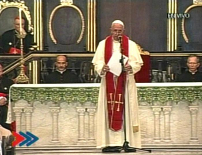 Papa Francisco conversa con los religiosos congregados en la Catedral.