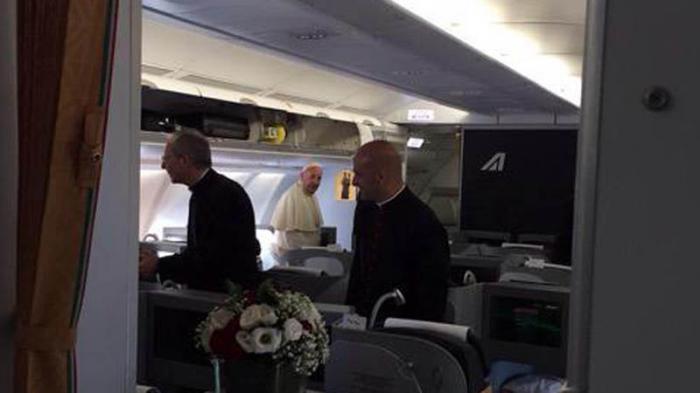 El Papa Francisco en el interior del avión que lo trae a Cuba.