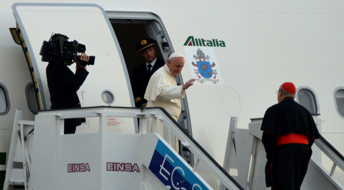 Momento en que el Papa Francisco llega al aeropuerto de Holguín. (Foto: AIN)