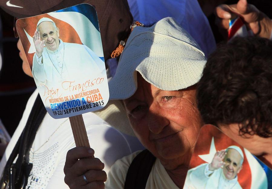 Cubanos en la plaza de Holguín. (Foto: Vatican Insider)